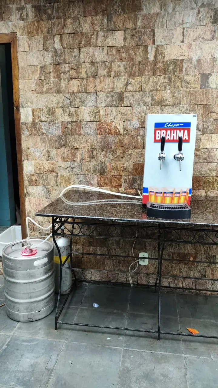 Chopeira Brahma com duas torneiras, barril e cilindro instalados pela Senhor Chopeira
