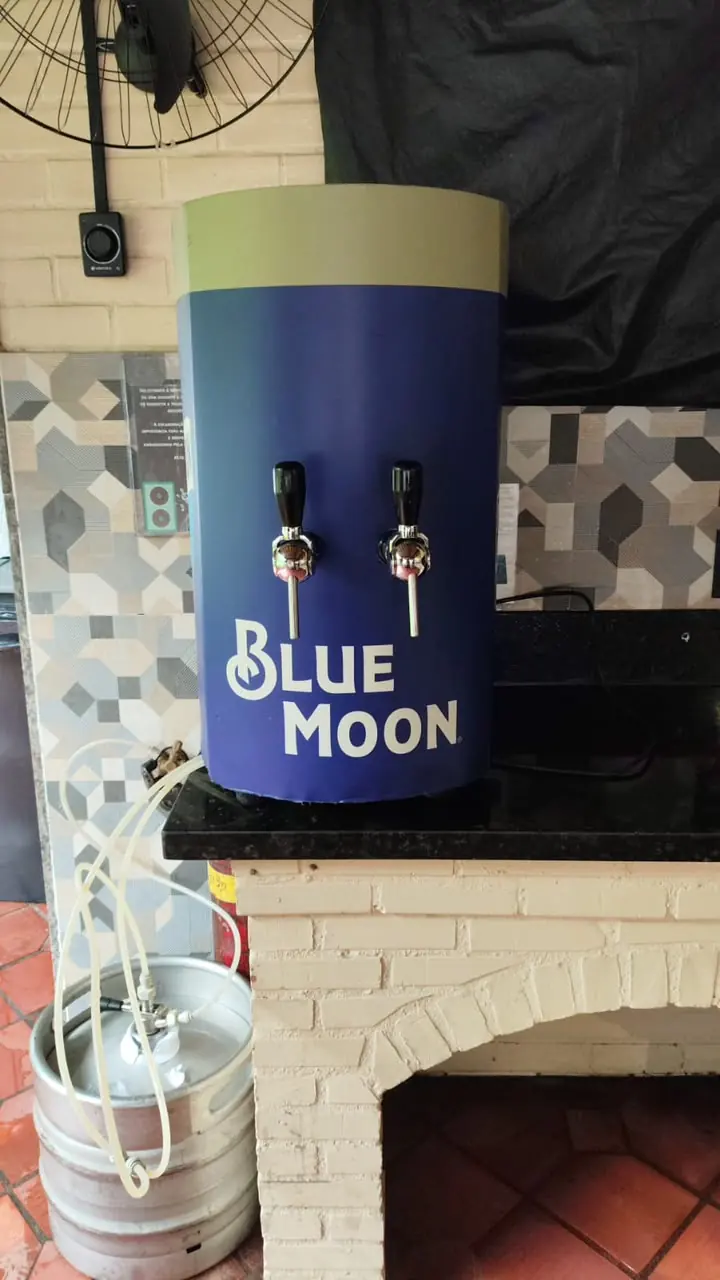 Chopeira Blue Moon com duas torneiras e barril em evento da Senhor Chopeira